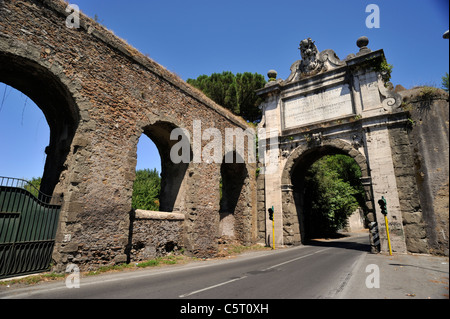 Italien, Rom, Via Aurelia Antica, das antike Aquädukt Trajan und der Tiradiavoli-Bogen Stockfoto