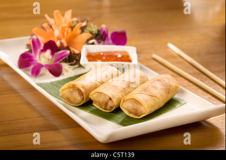 Deutschland, Bayern, München, Nahaufnahme von thai Frühlingsrollen auf Bananenblatt Stockfoto