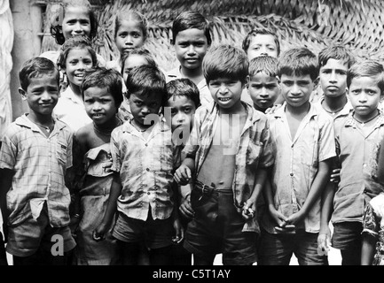 Gruppenbild der Kinder besuchen eine Dorfschule in den Hügel-Bezirken von Puri in Orissa, Indien 1992 Stockfoto