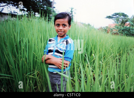 Gruppenbild der Kinder besuchen eine Dorfschule in den Hügel-Bezirken von Puri in Orissa Indien Asien 1992 Stockfoto