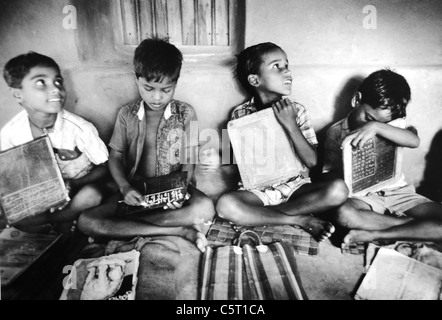 Gruppenbild der Kinder besuchen eine Dorfschule in den Hügel-Bezirken von Puri in Orissa, Indien Stockfoto