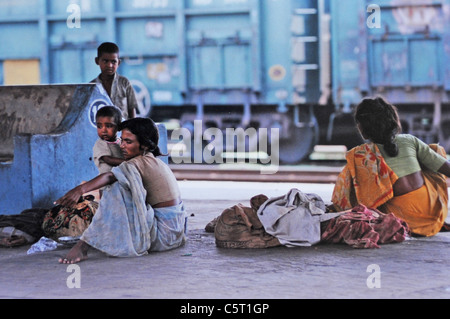 Familien von Frauen und Kindern, die auf Bahnsteigen und Gleisen in Delhi Indien leben Stockfoto