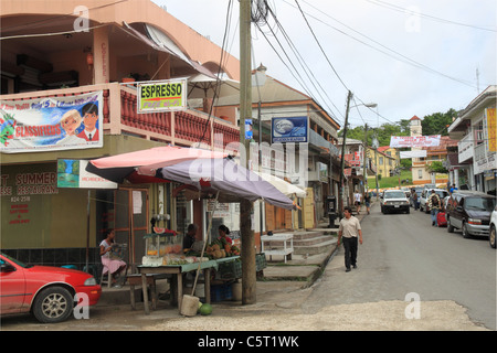 Bars, Restaurants und Reiseveranstalter auf Burns Avenue in der Innenstadt von San Ignacio, Cayo, West Belize, Mittelamerika Stockfoto