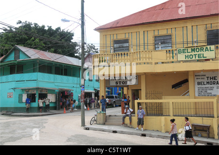 Bars, Restaurants und Reiseveranstalter auf Burns Avenue in der Innenstadt von San Ignacio, Cayo, West Belize, Mittelamerika Stockfoto