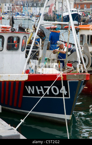 Ausbessern von Fischernetzen vor der Abfahrt Stockfoto