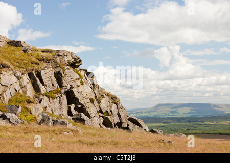 Bowland Knotts in den Trog Bowland, Lancashire, UK, mit Blick auf Pendle Hill und Ribble Valley. Stockfoto