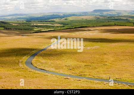 Ein Moor Straße über Bowland Knotts in den Trog Bowland, mit Blick auf die Ribble Valley, Lancashire, UK. Stockfoto