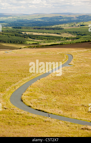 Ein Moor Straße über Bowland Knotts in den Trog Bowland, mit Blick auf die Ribble Valley, Lancashire, UK. Stockfoto