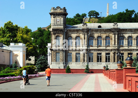 Kertsch Frauen Gymnasium Gebäude mit Mount Mithridat in den Hintergrund, Kertsch, Krim, Ukraine Stockfoto