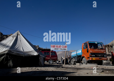 Die Public Health Engineering Department bringt Wasser zum Flood Relief Camp Maney-Tselding, Leh. Stockfoto