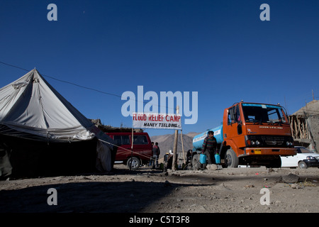 Die Public Health Engineering Department bringt Wasser zum Flood Relief Camp Maney-Tselding, Leh. Stockfoto