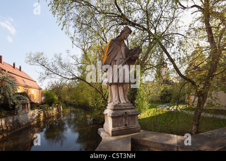 Deutschland, Bayern, Oberpfalz, Berching, Ansicht des heiligen Nepomuk-Statue auf Brücke Fluß Stockfoto