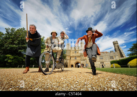 Zeitreisende von einem sächsischen Soldaten zu einem viktorianischen Wissenschaftler kommen zu 1066 Schlacht von Hastings, Abbey und Schlachtfeld in East Su Stockfoto