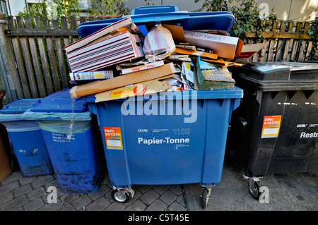 Deutschland, Bayern, München, Müllcontainer Stockfoto