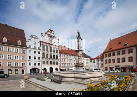 Deutschland, Bayern, Oberbayern, Landsberg am Lech, Ansicht der Marienbrunnen Brunnen mit Rathaus Stockfoto