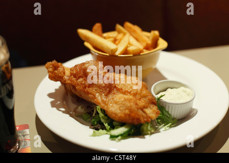 Republik von Irland, County Fingal, Schären, Nahaufnahme von Fish &amp; Chips in Platte Stockfoto