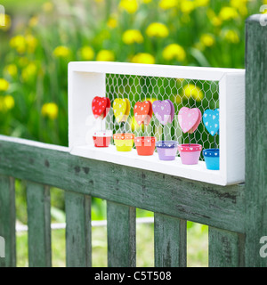 Dekorationen auf Holzzaun Stockfoto