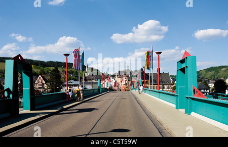 Deutschland, Rheinland-Pfalz, Traben-Trarbach, Mosel-Brücke Stockfoto