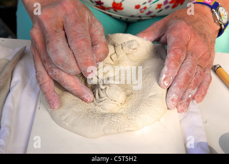 Lady zeigt die Kunst der Keramik-Skulptur am rustikalen Sonntag, eine jährliche Veranstaltung feiert traditionelle ländlichen Lebensformen Stockfoto