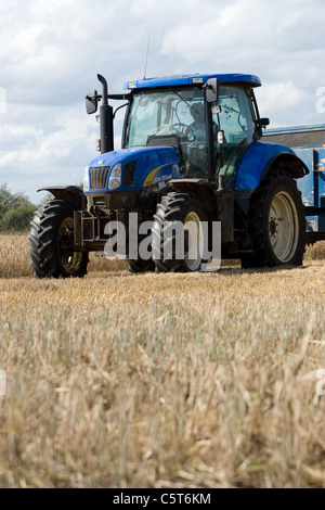 New Holland T6050 Traktor während der Weizenernte. Stehend auf Stoppeln in einem Weizenfeld in Norfolk UK zu sehen. Stockfoto