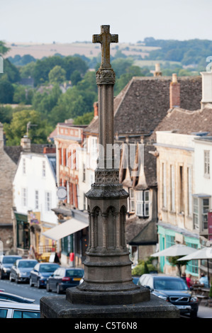 War Memorial und Kreuz auf burford High Street. Burford, Cotswolds, Oxfordshire, England Stockfoto