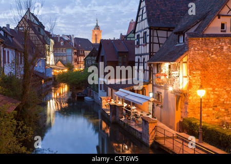 Frankreich Elsass Colmar Krutenau La Petite Venise Viertel mit Restaurant in der Nähe Fluss Lauch und Caveau St. Pierre im Hintergrund Stockfoto