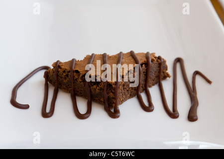 Mini-Dessert Teller: Himbeer Pavlova, Chocolate Fudge Cake, Apple Crumble Stockfoto