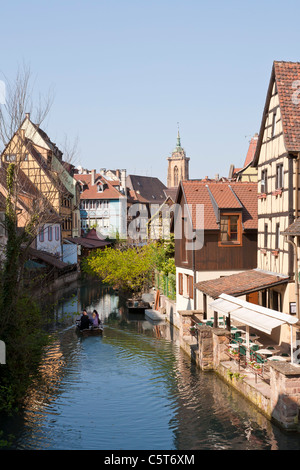 Frankreich, Elsass, Colmar, Krutenau, Blick auf La Petite Venise Viertel und Menschen im Boot am Start river Stockfoto