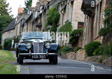 1955 Auto Oldtimer MG TF 1500 außen Häuser in der mittelalterlichen Stadt Burford. Cotswolds, England Stockfoto