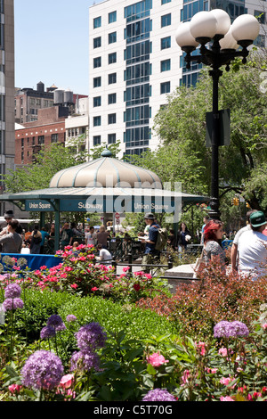 U-Bahn Station Kiosk, Blumen, Union Square, NYC Stockfoto