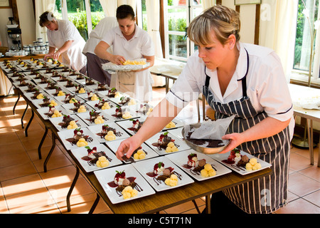 Mini-Dessert Teller: Himbeer Pavlova, Chocolate Fudge Cake, Apple Crumble Stockfoto