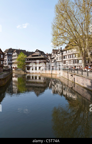 Frankreich, Elsass, Straßburg, Petite-France, Place Benjamin Zix, Ansicht von Holzhäusern in der Nähe von L'ill Fluss Stockfoto