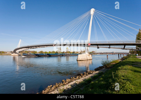 Deutschland, Baden-Wurttemberg, Kehl, Ansicht der Passerelle des Deux Rives Steg in der Nähe von Rhein Stockfoto