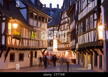 Frankreich, Elsass, Straßburg, Petite-France, Blick auf Restaurants, Tavernen und gerahmten Häuser Stockfoto