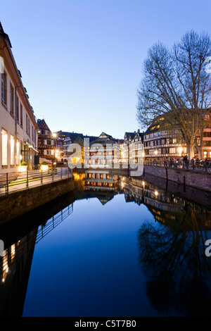 Frankreich, Elsass, Straßburg, Petite-France, L'ill Fluss, Ansicht der Place Benjamin Zix nachts Stockfoto