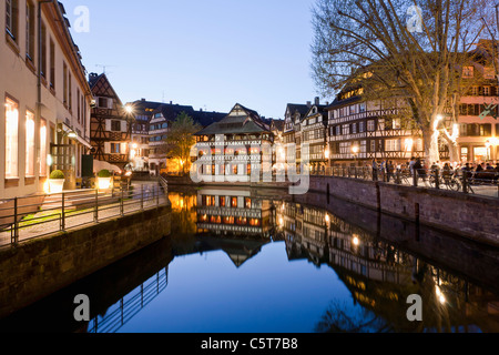 Frankreich, Elsass, Straßburg, Petite-France, L'ill Fluss, Ansicht der Place Benjamin Zix nachts Stockfoto