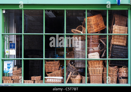 Weidenkörbe in einem Schaufenster, Burford, Cotswolds, England Stockfoto