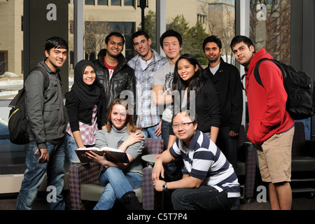 Heterogene Gruppe von Studenten, lächelnd und Blick in die Kamera Stockfoto