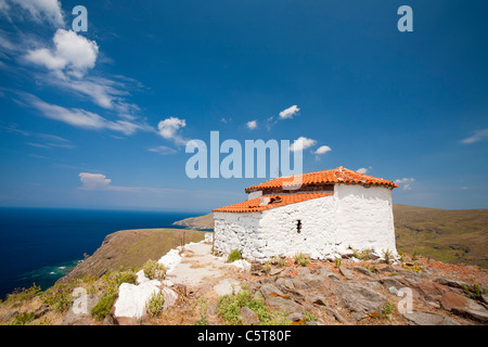 Eine griechische orthodoxe Kapelle auf einer Landzunge oberhalb Skala Eresou auf Lesbos, Griechenland. Stockfoto