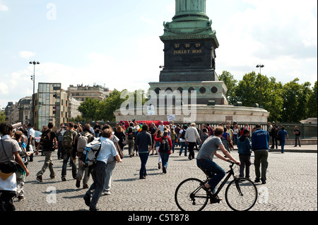 Paris, Frankreich - Menschen August 2011 - demonstrieren in Bastille Platz gegen die französische Regierung. Stockfoto