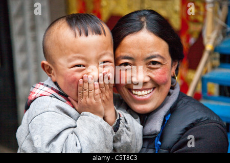 Tibetischen jungen und seiner Mutter in Lhasa, Tibet Stockfoto