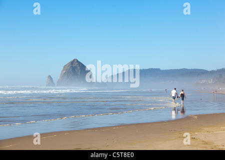 Paare, die auf Cannon Beach in der Nähe von Haystack Rock Oregon USA Stockfoto