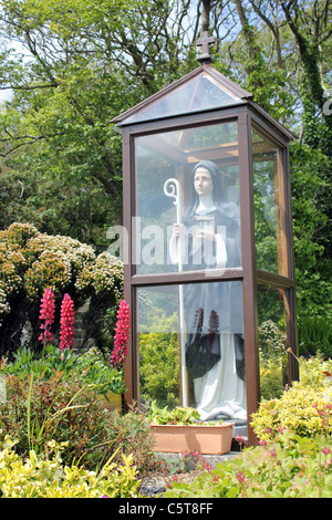 Statue der Heiligen Birgitta (St. Brigid) außerhalb St. Bridget (St. Brigid) gut, Liscannor, County Clare, Irland Stockfoto