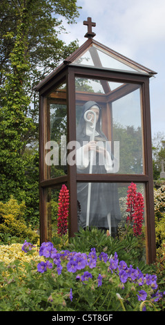 Statue der Heiligen Birgitta (St. Brigid) außerhalb St. Bridget (St. Brigid) gut, Liscannor, County Clare, Irland Stockfoto