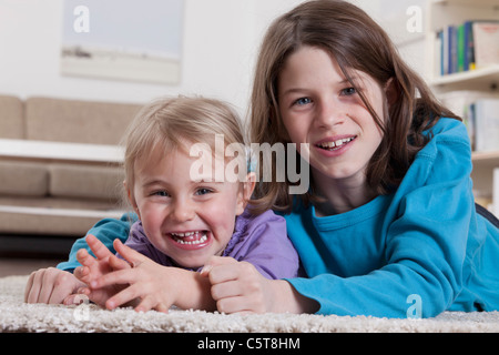 Deutschland, Bayern, München, jungen und Mädchen liegen auf Teppich, Lächeln, Porträt Stockfoto