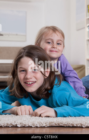 Deutschland, Bayern, München, jungen und Mädchen liegen auf Teppich, Lächeln, Porträt Stockfoto