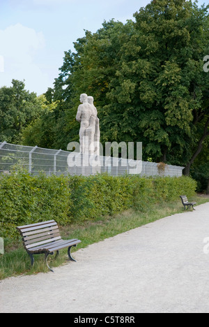 Deutschland, Berlin, Olympiastadion, Skulpturen neben Zaun Stockfoto