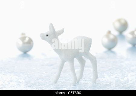 Hirsch Figur, Weihnachtsschmuck, Christbaumkugeln im Hintergrund Stockfoto