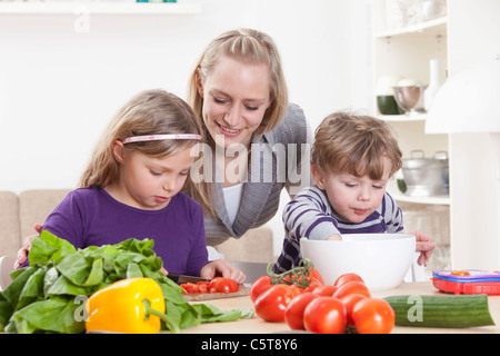 Deutschland, Bayern, München, Mutter, Tochter und Sohn bereitet Salat Stockfoto