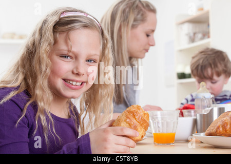 Deutschland, Bayern, München, Mutter, Tochter und Sohn beim Frühstück Stockfoto